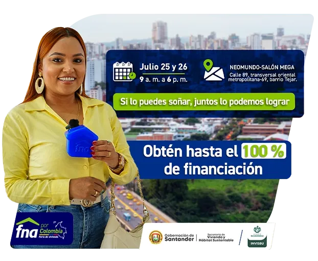 Mujer sosteniendo una alcancía en forma de casa